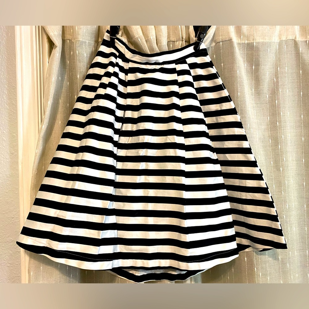 Modcloth Dusk and Stunner midi skirt in black & white, w/pockets!